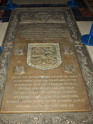 The tomb of Hernando Colón in the Cathedral of Seville, showing his coat of arms and Latin epitaph
